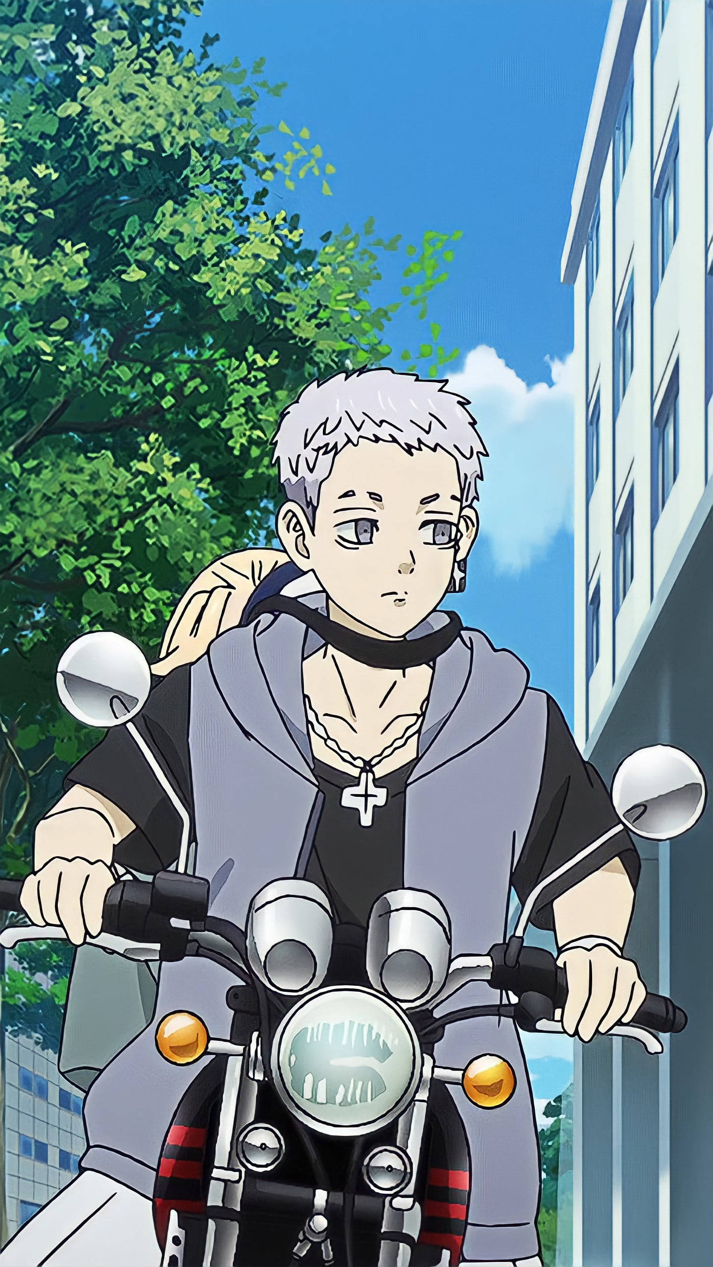 Mitsuya Takashi 桌布 壁紙 — 一個銀髮動漫男孩在晴朗的藍天下，騎著電單車行駛在綠樹成蔭的城市街道上。