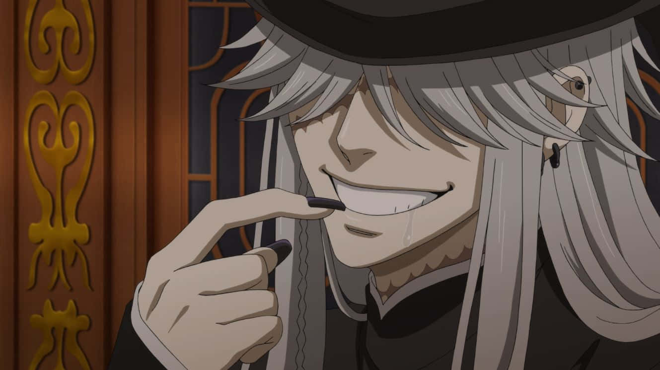 Black Butler Undertaker 桌布 壁紙 — 一個銀髮動漫角色戴著高帽，拿著筆靠近嘴邊，露出頑皮的笑容。