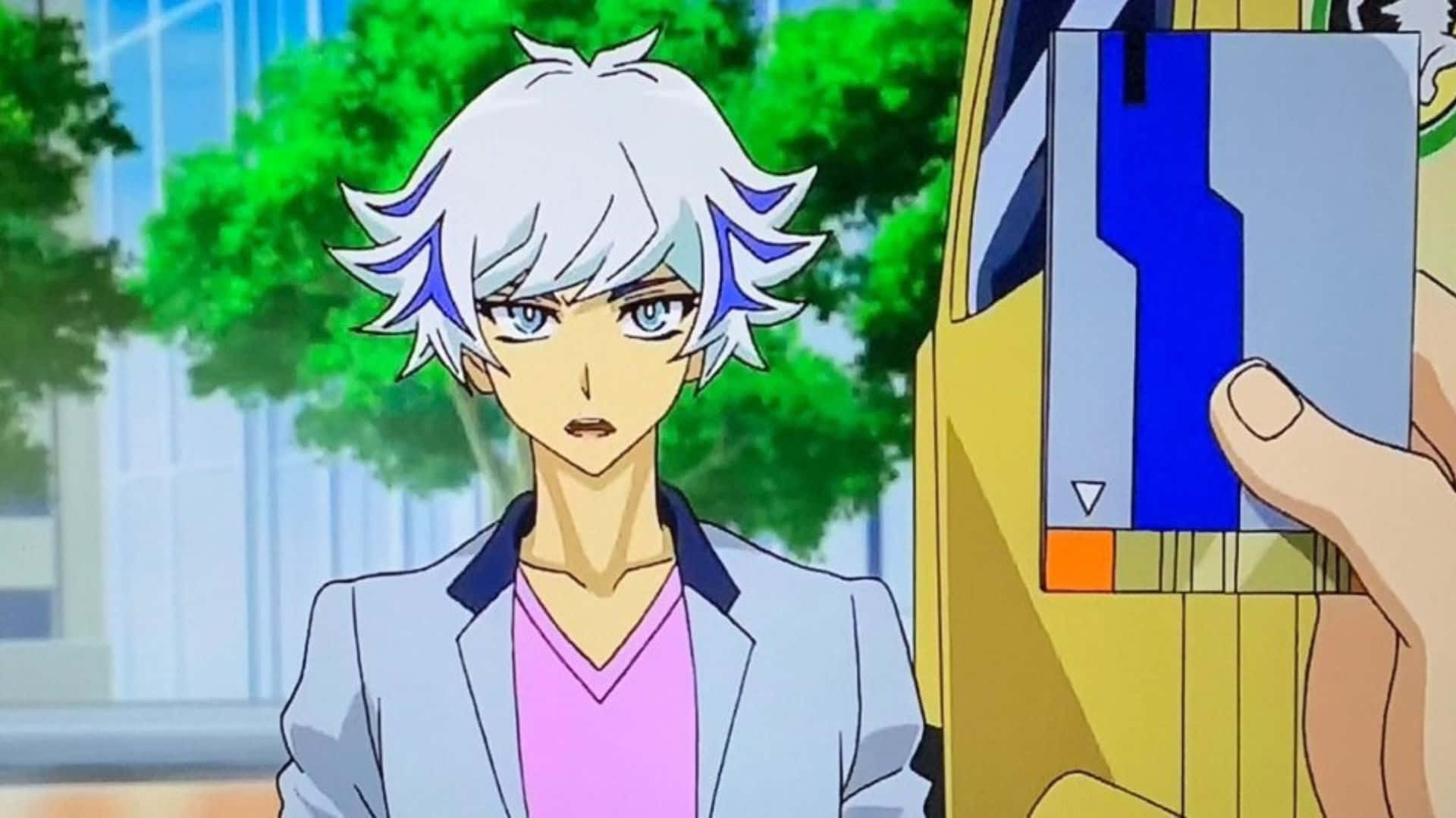Ryoken Kogami 桌布 壁紙 — 一個銀髮動畫男孩穿著輕便外套，專注地盯著一個帶有藍色和橙色屏幕的手持設備。