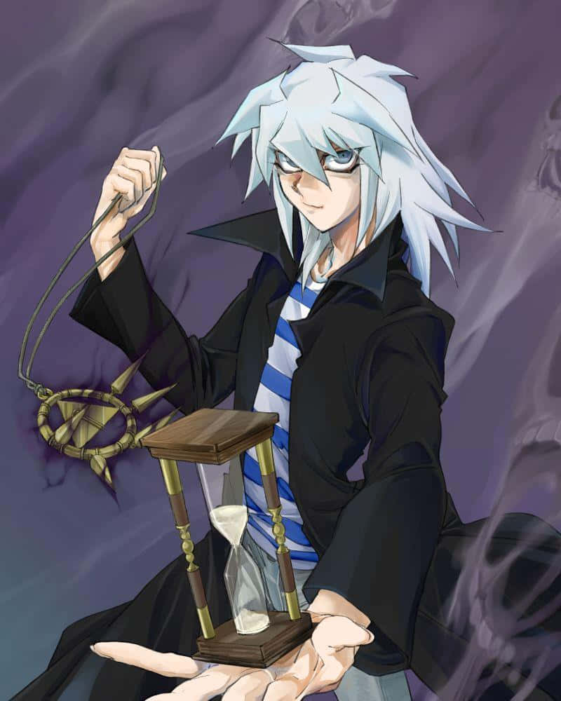 Yami Bakura 桌布 壁紙 — 一個銀髮的動漫角色穿著黑色外套，在旋轉的紫色背景前拿著一個沙漏和一個帶刺的鑰匙。
