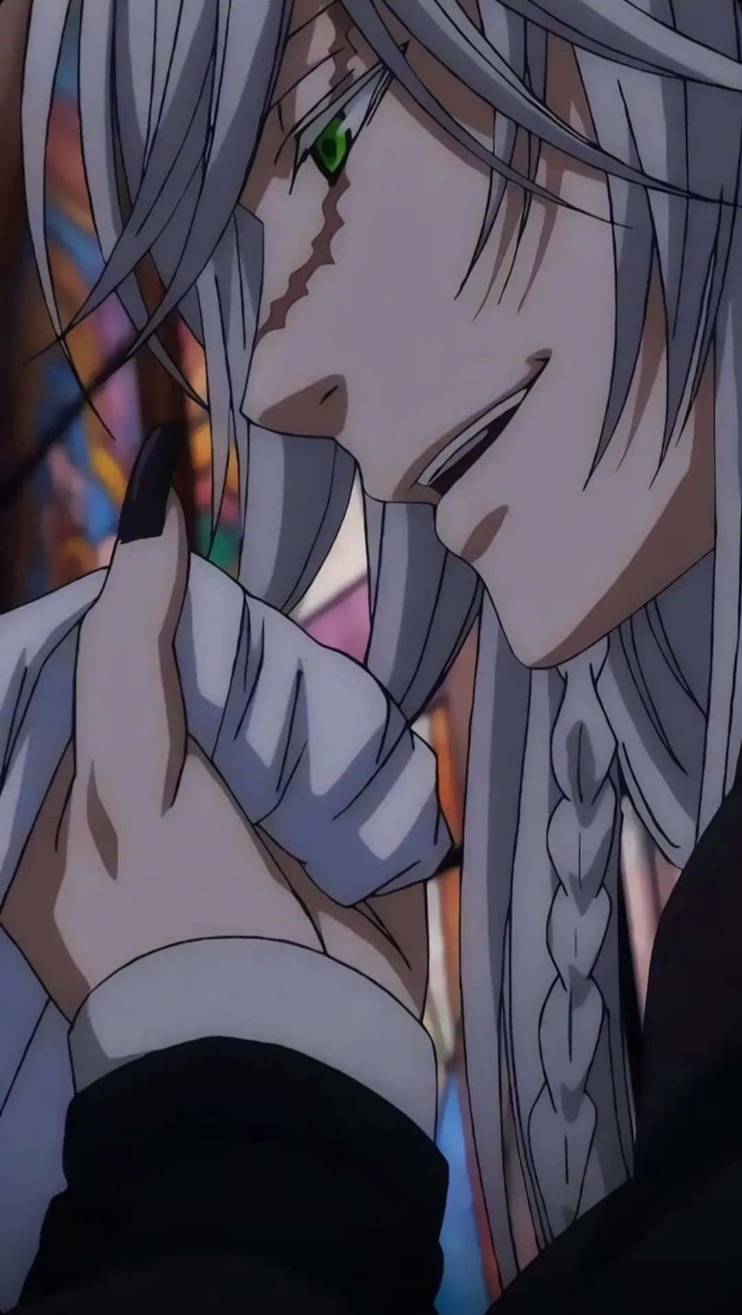 Black Butler Undertaker 桌布 壁紙 — 一個銀髮綠眼的動漫角色特寫，微笑著將手指放在嘴唇上。