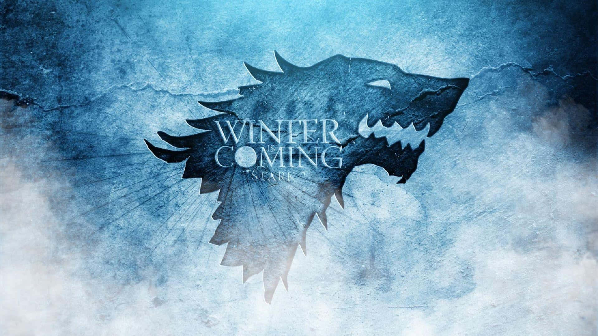 Winter Games 桌布 壁紙 — 一個銳利的狼頭標誌，帶有「WINTER IS COMING」文字，從冰冷的藍色暴風雲中浮現。