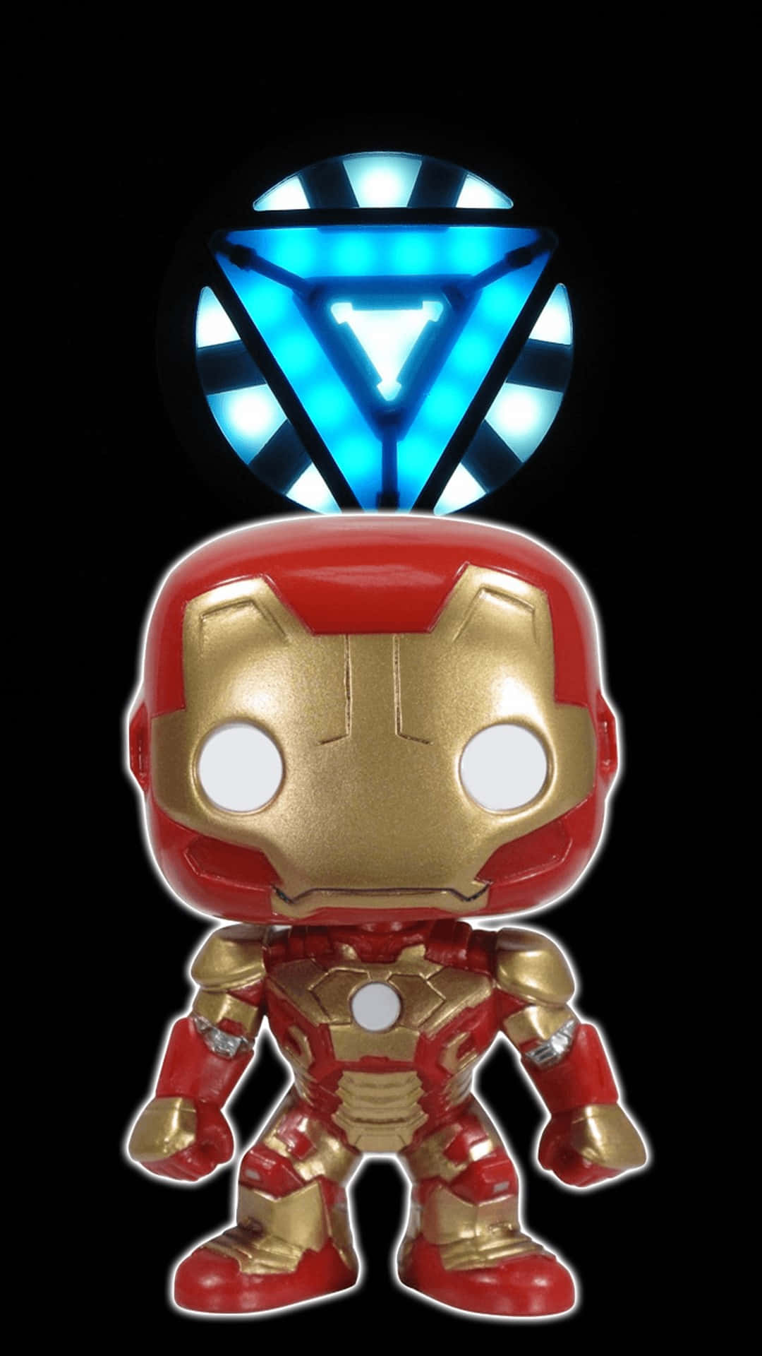 Iron Man Pop Figures 桌布 壁紙 — 一個鐵甲奇俠的Funko Pop!人偶站在黑色背景前，上方有發光的藍色弧形反應器。