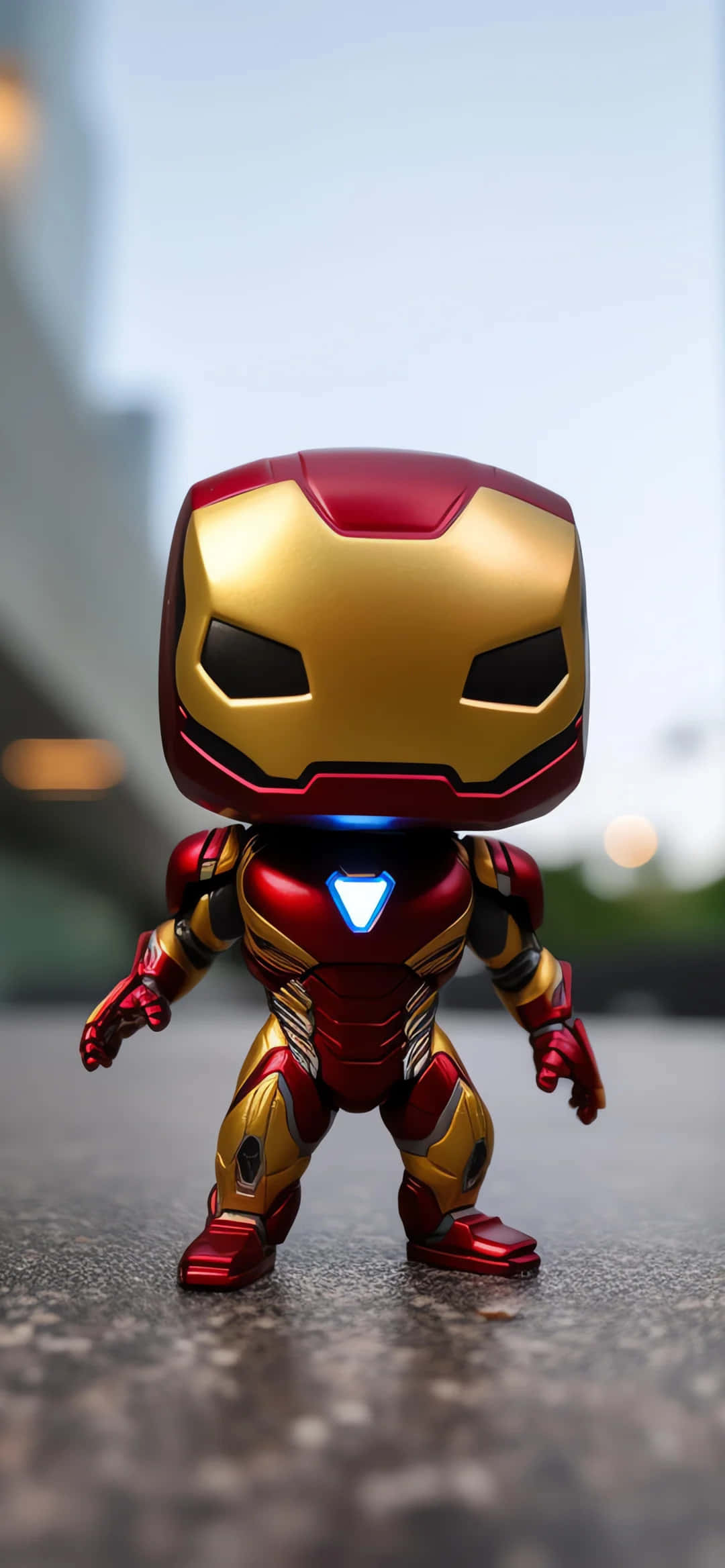 Iron Man Pop Figures 桌布 壁紙 — 一個鐵甲奇俠的Funko Pop人偶站在行人路上，背景是模糊的城市景觀，胸口有發光的弧形反應器。