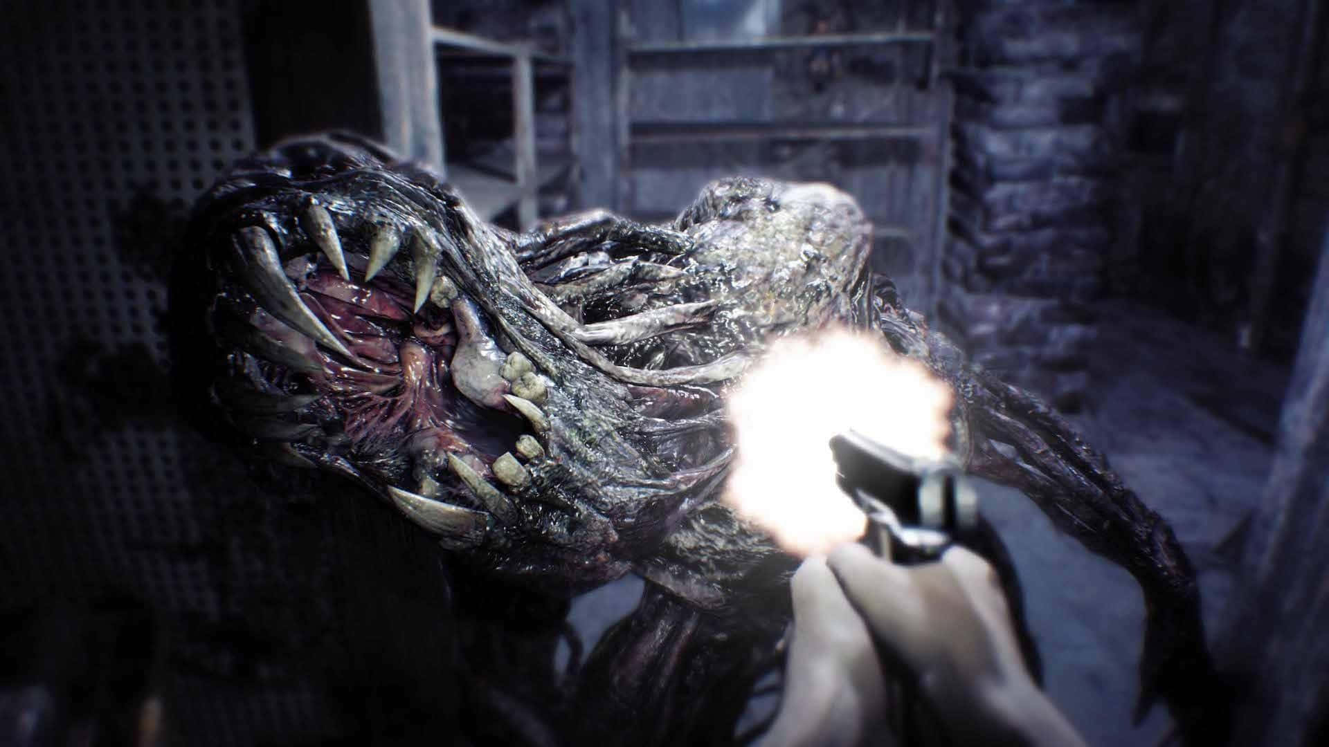 Horror Games 桌布 壁紙 — 一個長有尖銳牙齒的怪誕怪物在黑暗的工業環境中被手槍射中臉部。