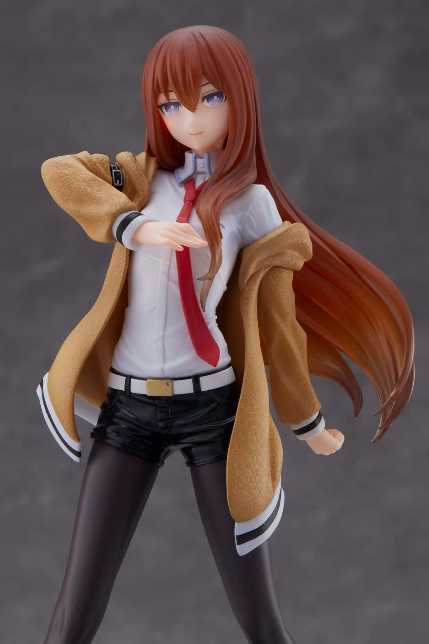 kurisu makise 桌布 壁紙 — 一個長棕髮女孩的動漫人偶，自信地擺姿勢，穿著白襯衫、紅領帶、黑色短褲和棕褐色外套。