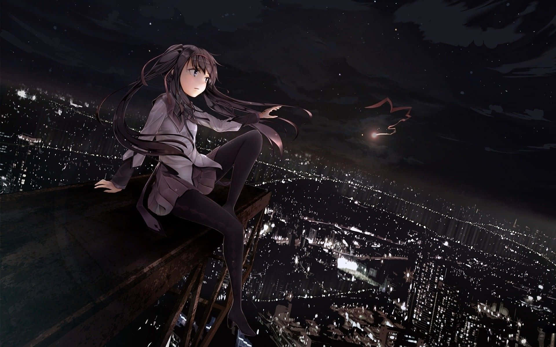 Homura Akemi Anime Depression 壁紙 — 一個長著深色長髮的動漫女孩坐在屋頂上，俯瞰著在繁星點點的夜空下被無數燈光照亮的廣闊城市景觀。