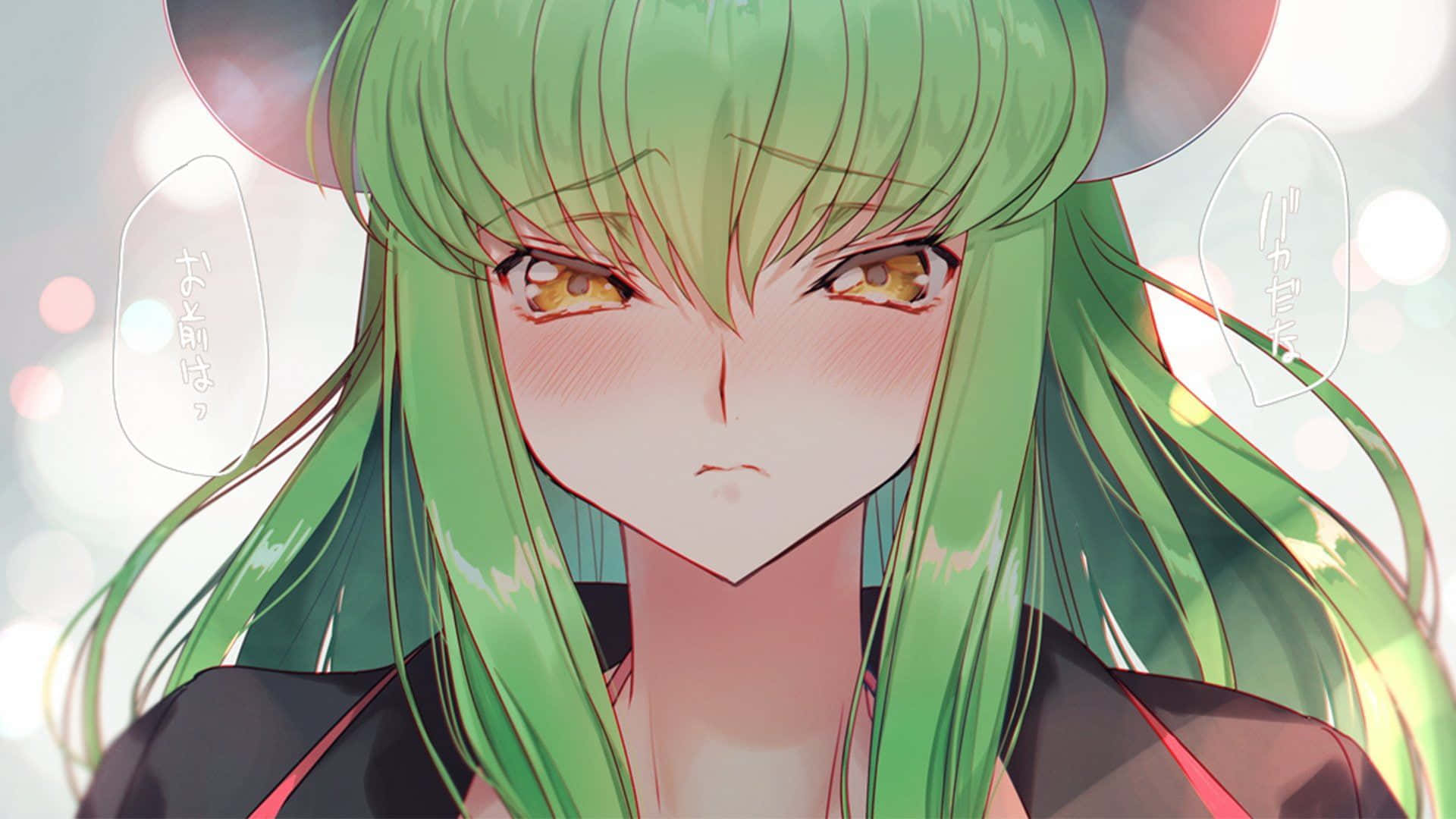 Code Geass C.c. 桌布 壁紙 — 一個長著綠色長髮和琥珀色眼睛的動漫女孩特寫，在帶有日語文字氣泡的散景背景下柔和地凝視。