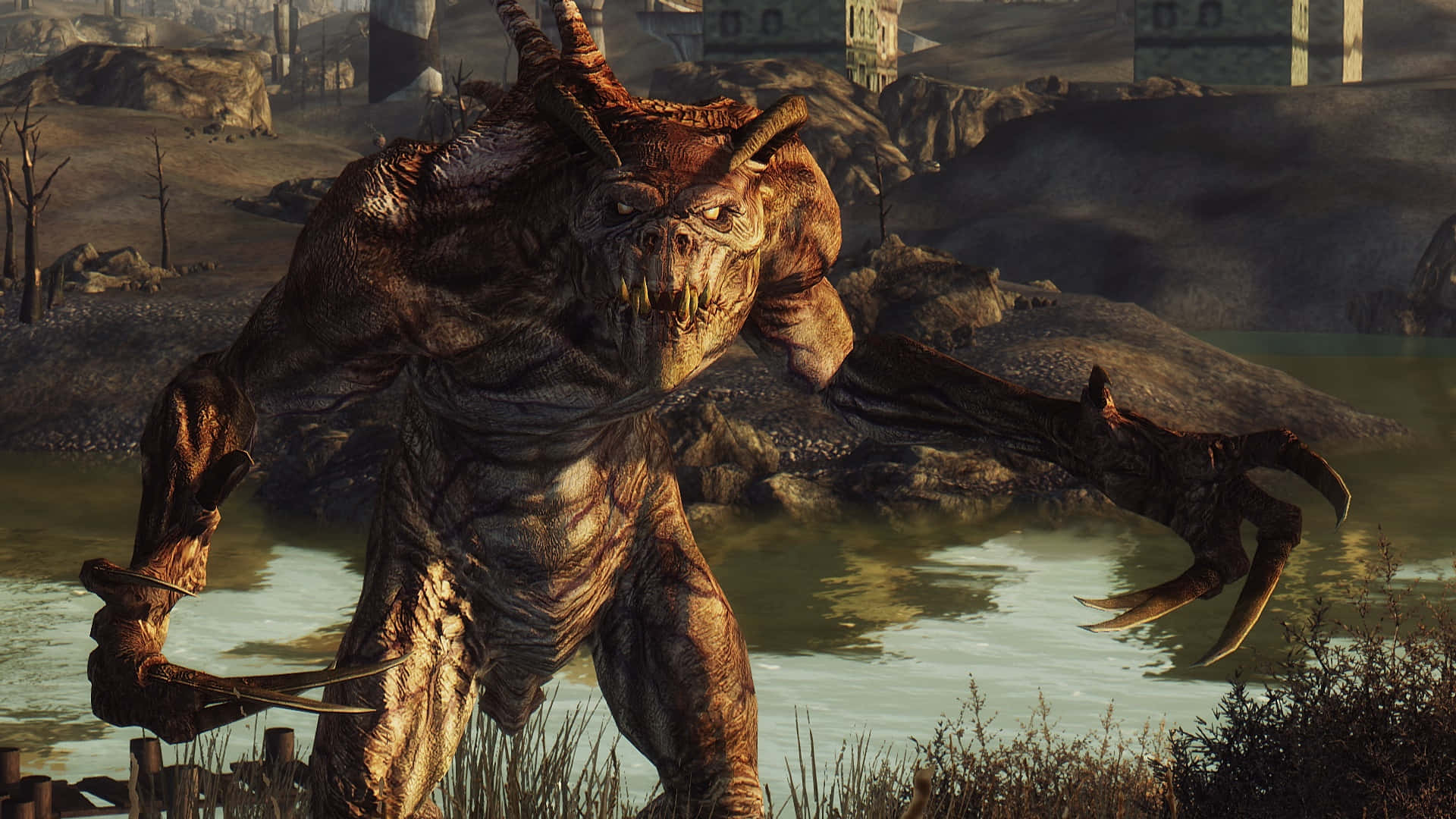 Deathclaw 桌布 壁紙 — 一個長著角、利爪的怪誕怪物從荒涼廢墟中渾濁池塘旁的蘆葦中猛撲出來。