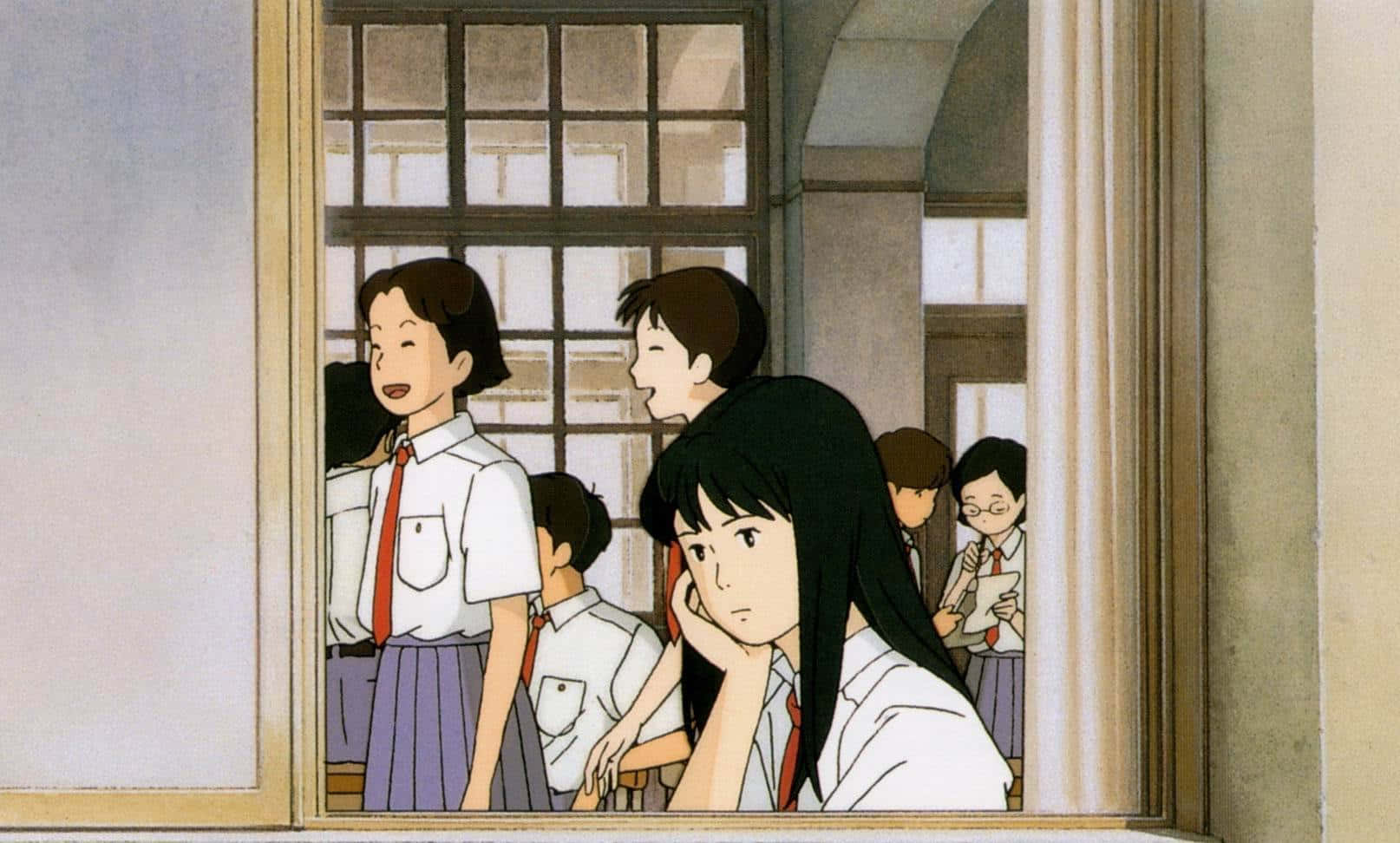 Studio Ghibli Ocean Waves 桌布 壁紙 — 一個長著黑色長髮的年輕女孩用手托著下巴，望向窗外，看著同學們在陽光普照的學校走廊裏聊天。