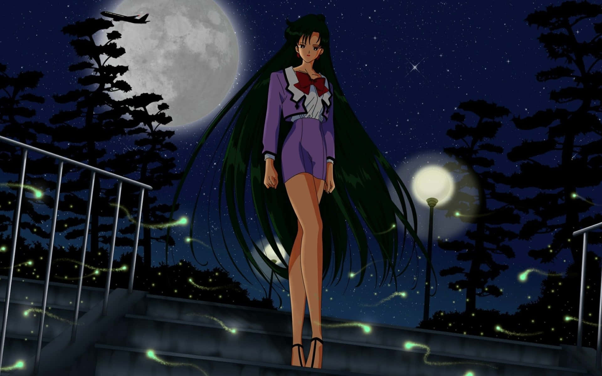 Sailor Pluto 桌布 壁紙 — 一個長髮動漫女孩穿著紫色校服，站在滿月下的石階上，周圍有發光的螢火蟲和松樹。