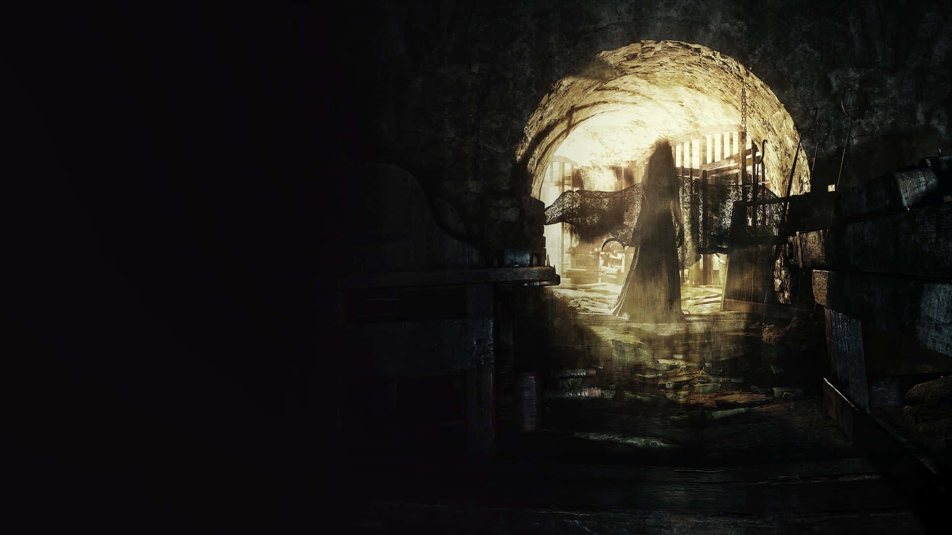 Resident Evil Village 桌布 壁紙 — 一個長髮的鬼影站在石拱門中，沐浴在黑暗地牢中鏽蝕閘門外透進的溫暖光線裡。