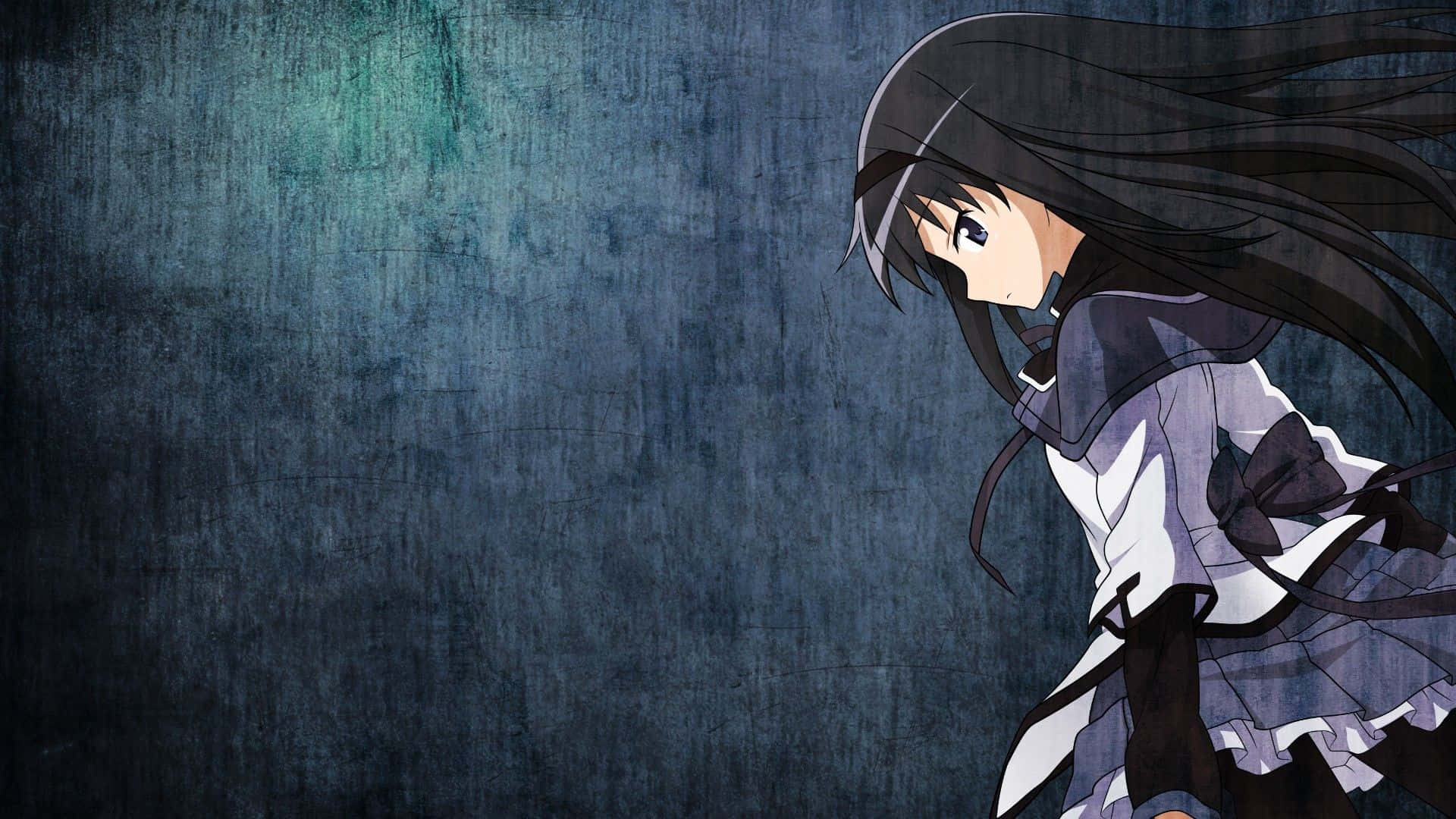 Anime Pc 桌布 壁紙 — 一個長黑髮、穿著校服的憂鬱動漫女孩，靠著質感深藍色的牆壁。
