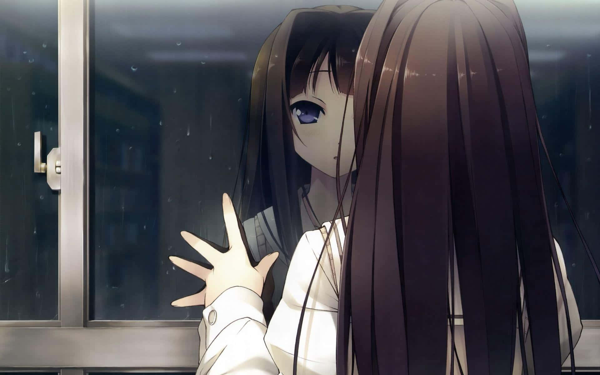  壁紙 — 一個長黑髮的憂鬱動漫女孩凝視著雨痕斑斑的窗外，她的手按在玻璃上。