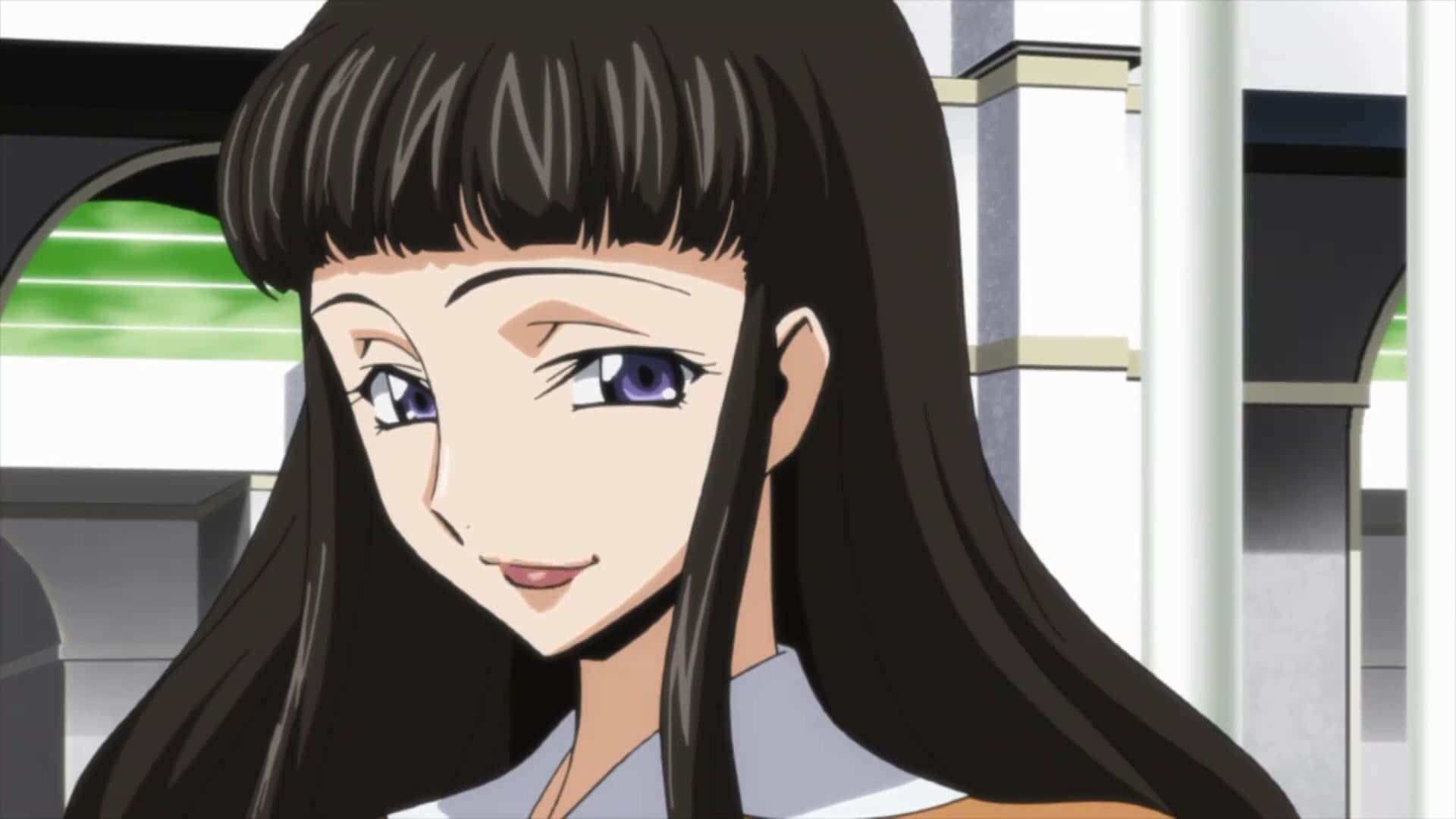 Marianne Vi Britannia 桌布 壁紙 — 一個長黑髮紫眼嘅動漫女仔特寫，喺現代建築背景下溫柔微笑。