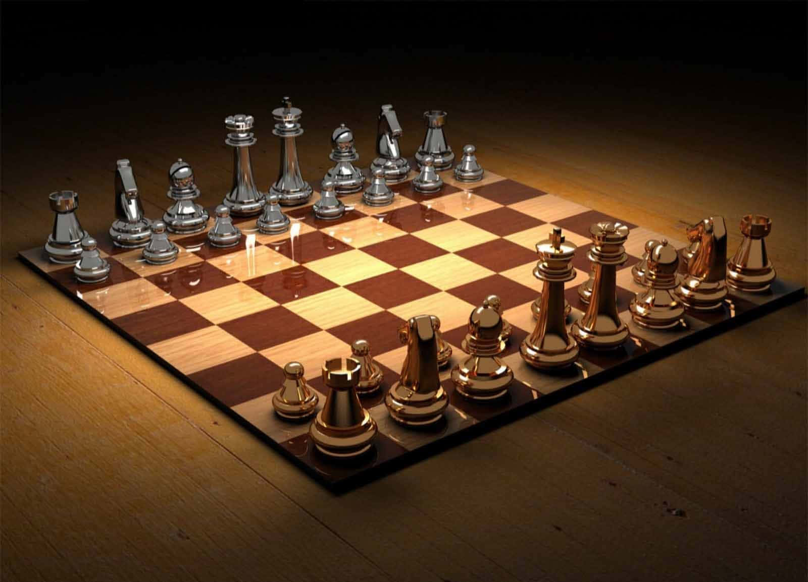 國際象棋 桌布 壁紙 — 一個閃亮的國際象棋套裝，金色和銀色棋子放在木製棋盤上，由溫暖的光線照亮，背景為深色。