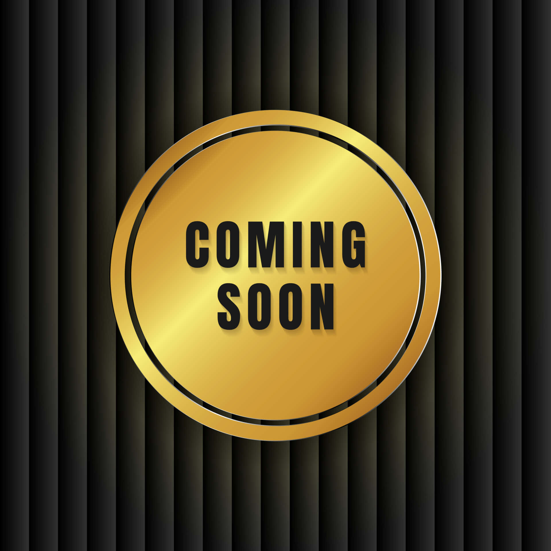 Coming Soon 桌布 壁紙 — 一個閃亮的金色圓形徽章，中央有粗體黑色文字寫著「COMING SOON」，背景為黑色垂直條紋。
