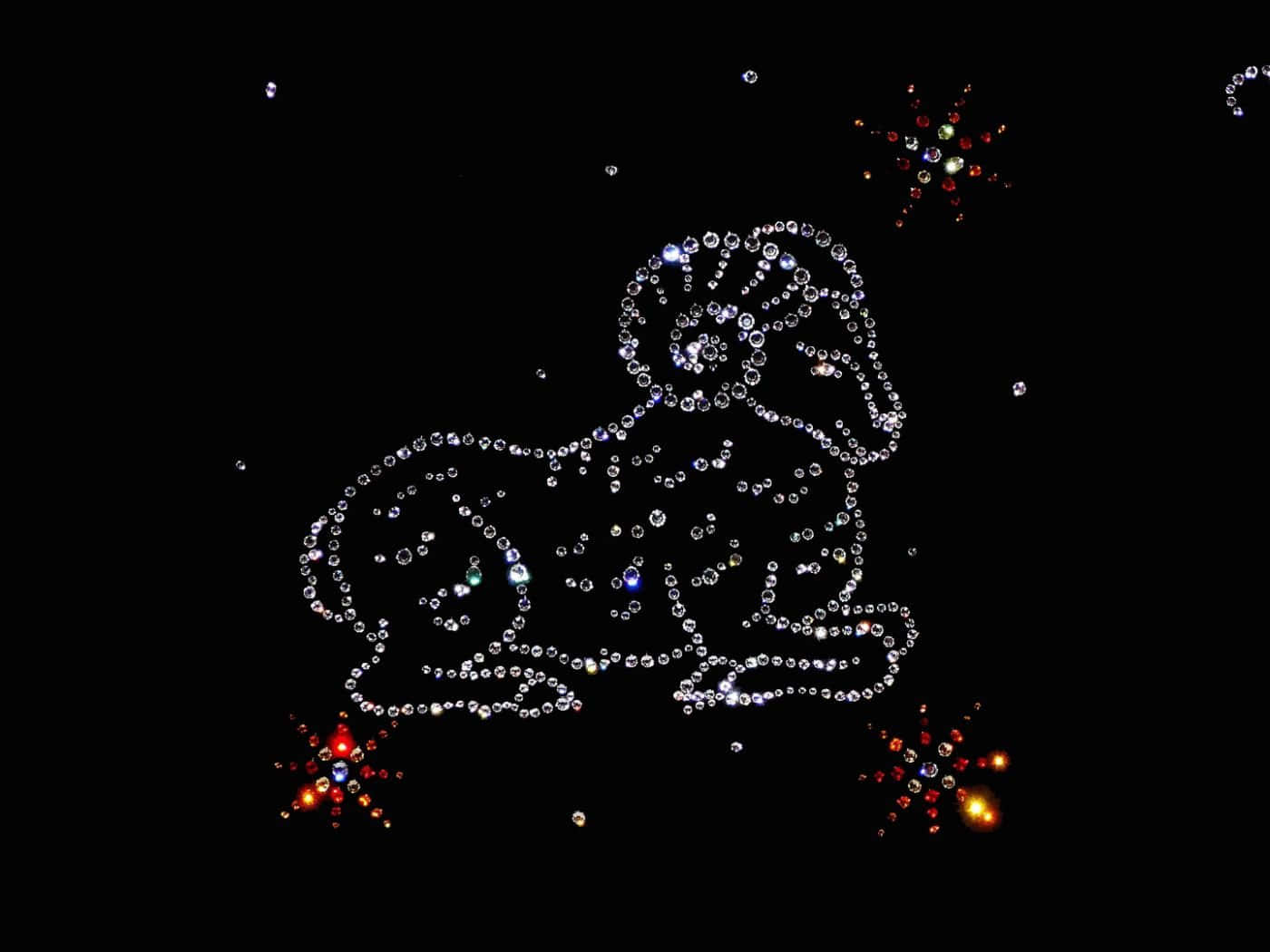 aries 桌布 壁紙 — 一個閃爍的牡羊座星座，以鑽石勾勒，襯托黑色天空中的彩色星爆。