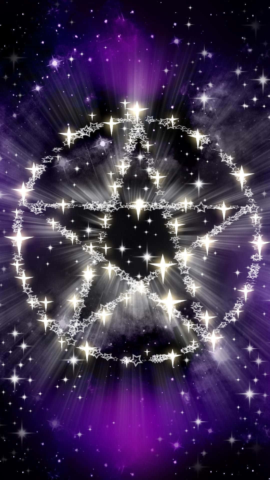 魔法 桌布 壁紙 — 一個閃耀的星形五角星在充滿閃爍星星的深紫色宇宙天空中發光。