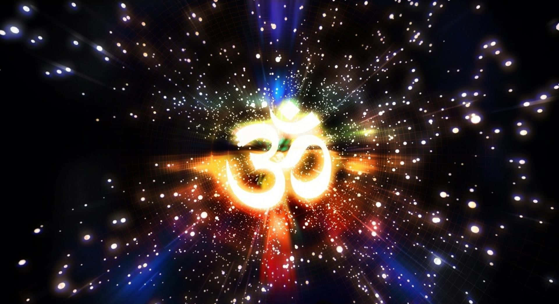 OM 桌布 壁紙 — 一個閃耀的金色Om符號，在藍色和橙色火花的星空中脈動著宇宙能量。