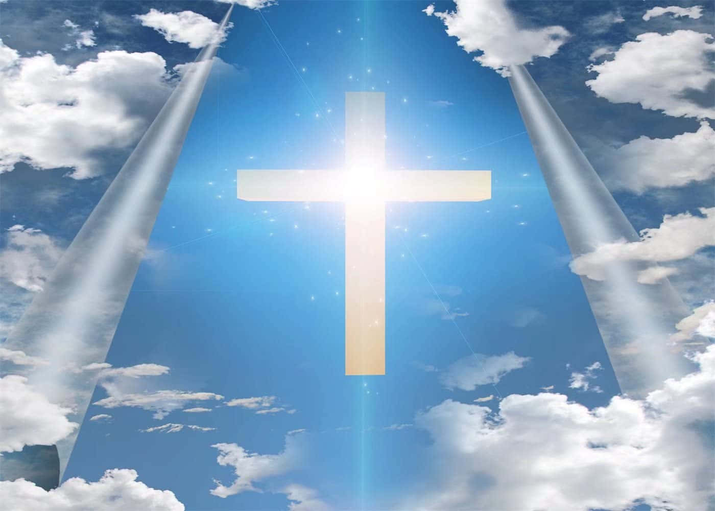Religious Easter 桌布 壁紙 — 一個閃耀的金色十字架在明亮的藍天中央發光，天空中有白雲和從天而降的神聖光束。