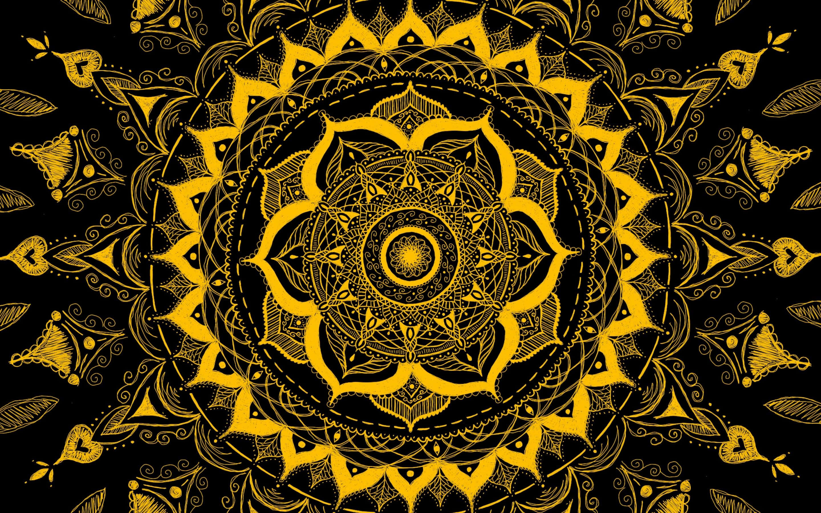 Psychedelic Flowers 桌布 壁紙 — 一個閃耀的金色曼陀羅，帶有複雜的對稱圖案，從黑色背景上的中央蓮花向外輻射。
