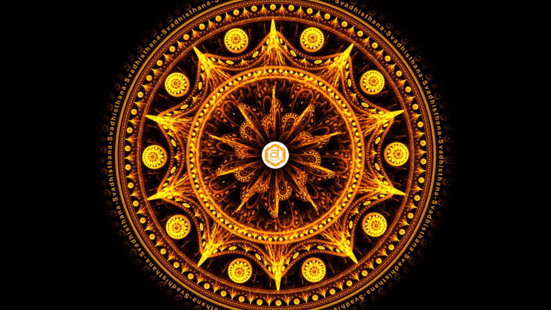 chakra 桌布 壁紙 — 一個閃耀的金色曼陀羅，帶有複雜的分形圖案和梵文字體，在黑色背景上發光。