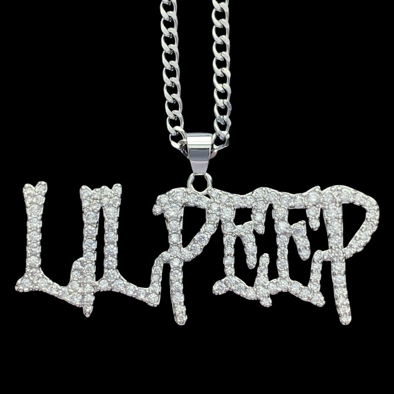 黑色背景上，銀鏈上鑲滿鑽石的Lil Peep名字吊墜。