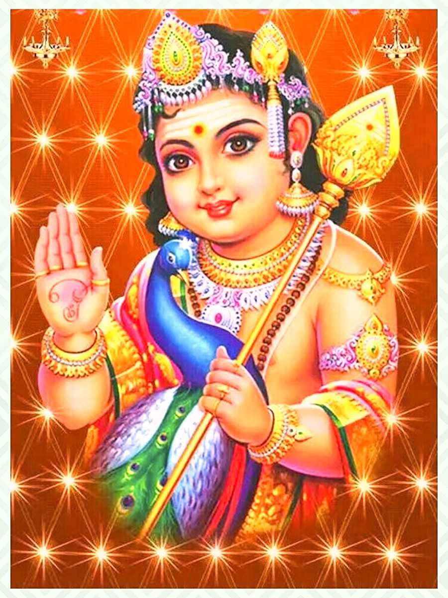 Hindu God 桌布 壁紙 — 一個閃閃發光的插圖兒童神祇，飾有金色珠寶，手持權杖和孔雀，背景是閃爍的橙色。
