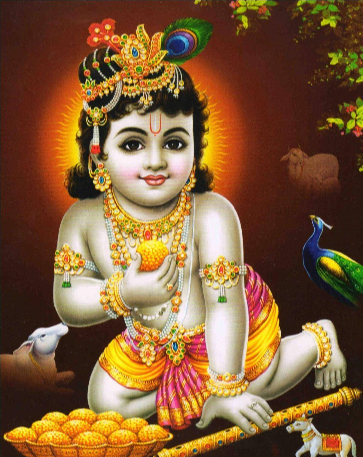 little krishna HD 桌布 壁紙 — 一個閃閃發光的插圖嬰兒克里希納，飾有金色珠寶，手持水果，坐在孔雀和笛子旁邊。