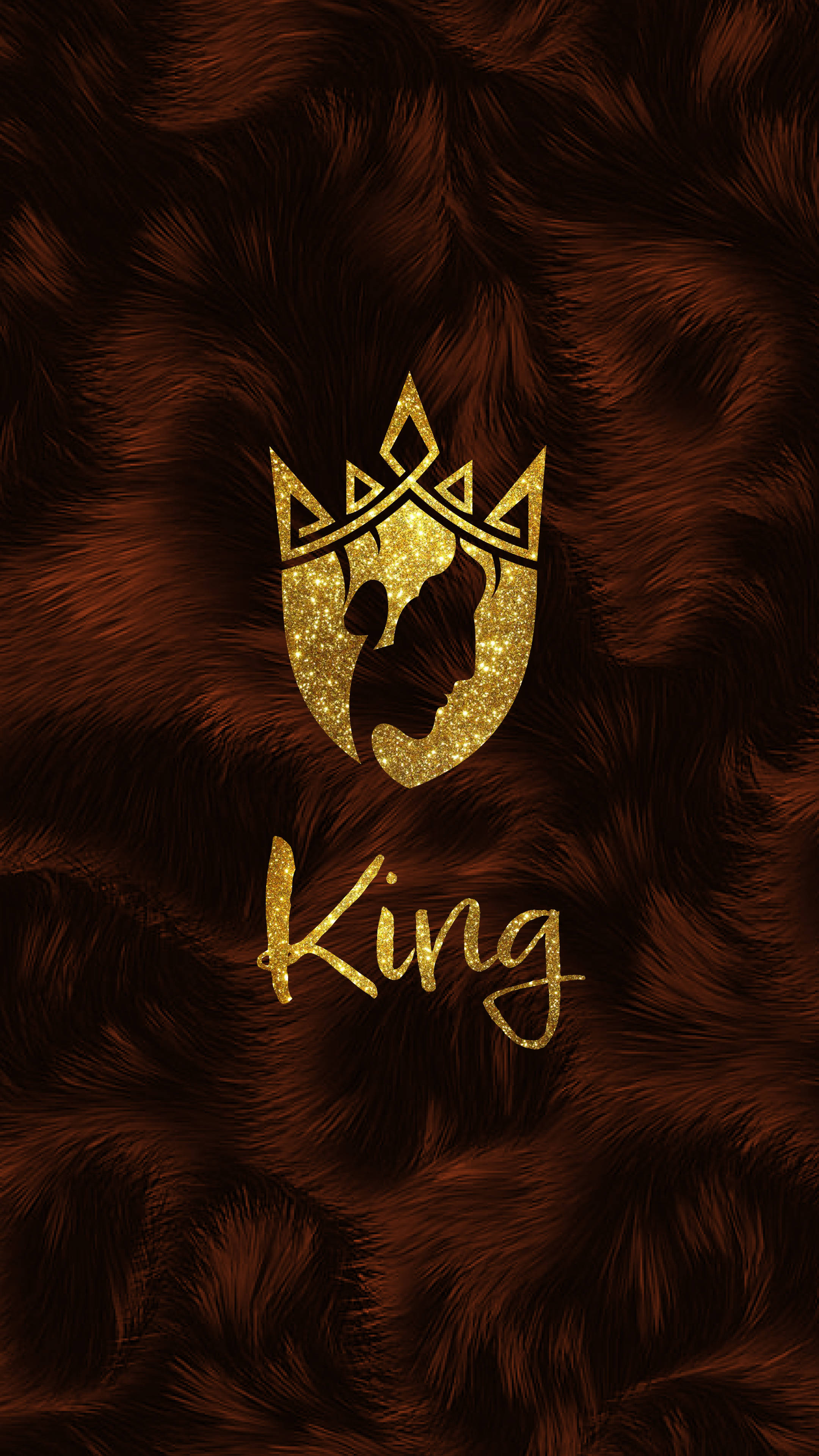 king 桌布 壁紙 — 一個閃閃發光的金色皇冠剪影，帶有國王側面和草書「King」文字，背景是濃郁的棕色毛皮。