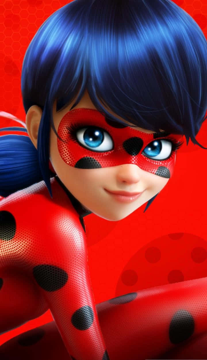 Marinette 桌布 壁紙 — 一個開心動畫女孩的特寫，藍色頭髮，紅色瓢蟲服裝，背景係鮮紅色。