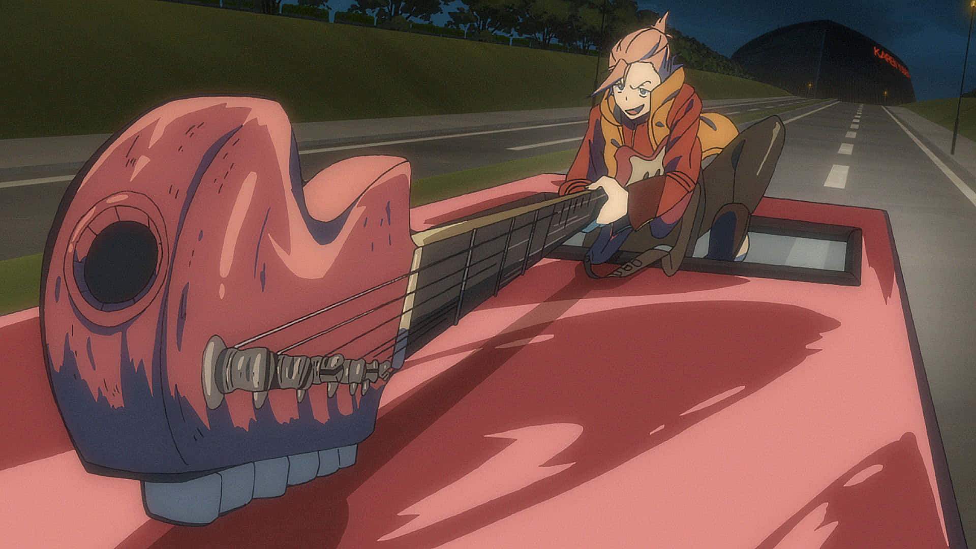 Flcl Alternative 桌布 壁紙 — 一個開心嘅動漫女仔有狐狸耳，喺黃昏時公路邊泊咗嘅粉紅色車上面彈一個巨型骷髏形結他。