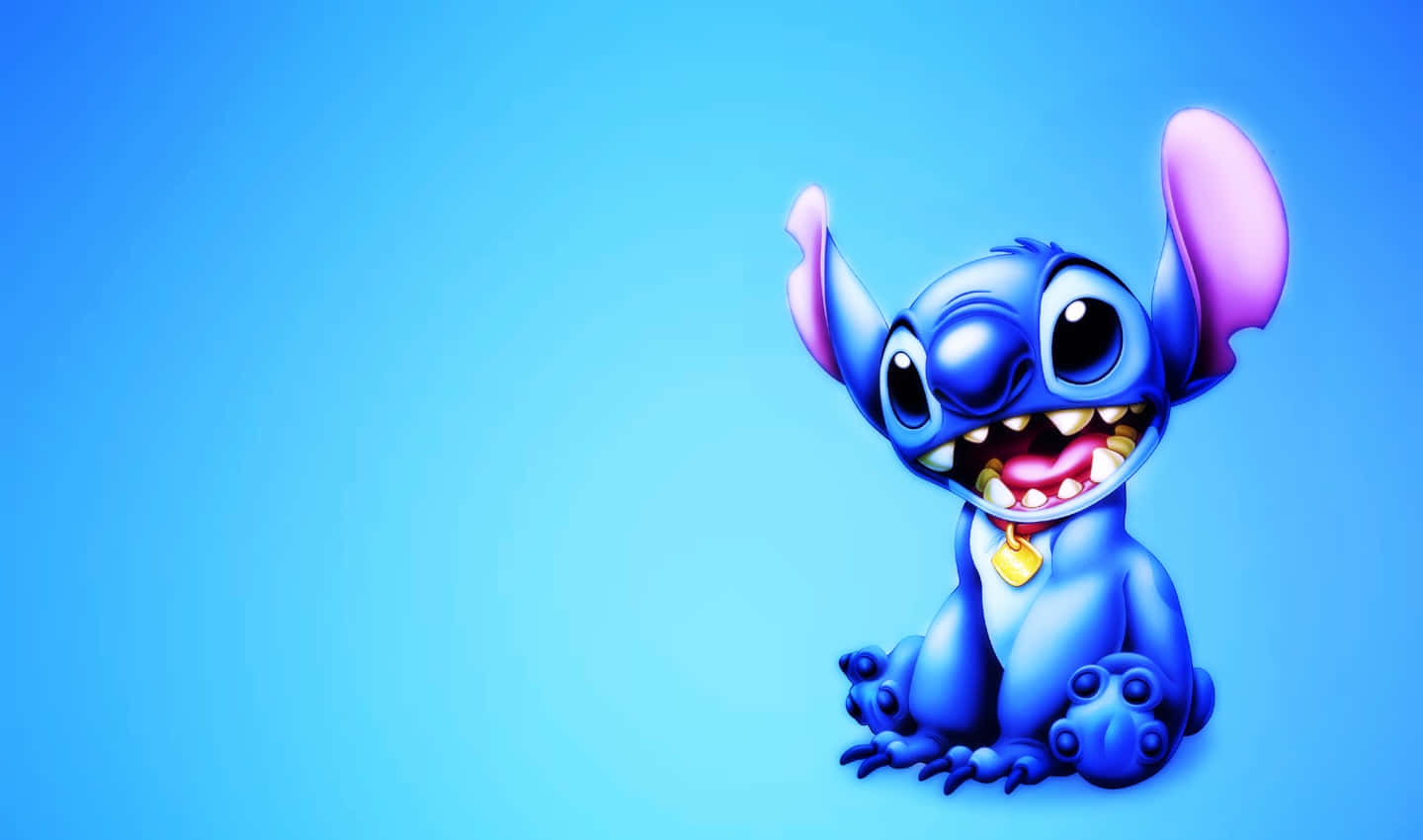 Cute Lilo And Stitch 桌布 壁紙 — 一個開心嘅藍色外星人，有大眼睛同闊笑臉，坐喺純藍色漸變背景前面。