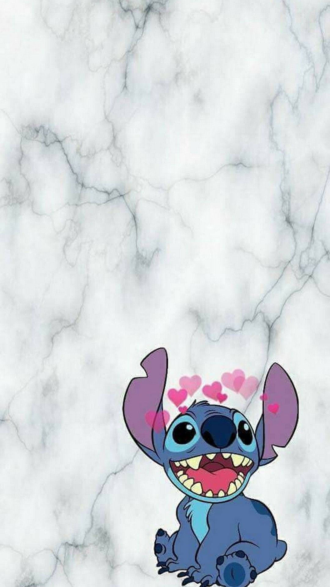 cute stitch iPhone 桌布 壁紙 — 一個開心嘅藍色外星人，有大眼睛同粉紅色心形，漂浮喺白色雲石背景上。