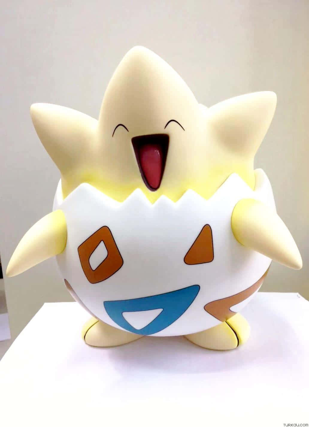 Pokemon Toys 桌布 壁紙 — 一個開心嘅黃色同白色寵物小精靈公仔，張大個嘴，合埋眼，企喺白色嘅表面上。