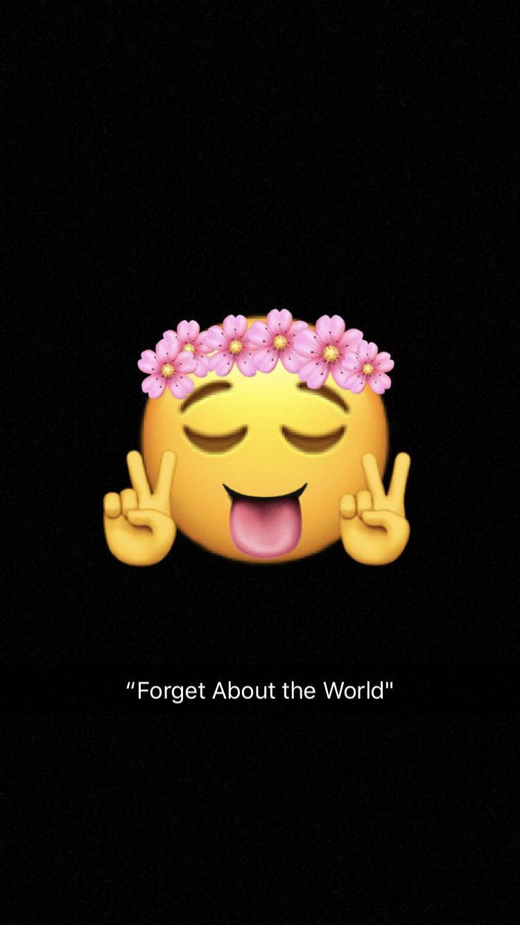 Black Emoji 桌布 壁紙 — 一個開心嘅黃色表情符號，合埋眼，戴住粉紅色花環，喺黑色背景前做出和平手勢。