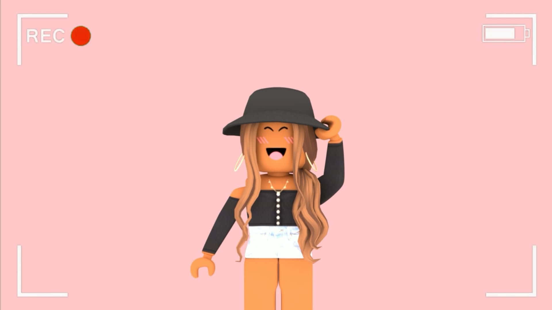 Roblox Gfx 桌布 壁紙 — 一個開心的Roblox頭像，長長的金色頭髮和黑色帽子，在柔和的粉紅色背景前快樂地大笑，背景由相機UI元素框住。