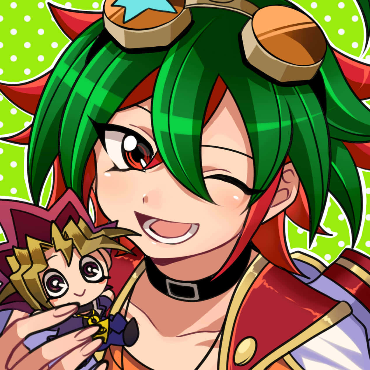 Yuya Sakaki 桌布 壁紙 — 一個開心的動漫女孩，擁有綠色格仔頭髮和紅色角，在明亮的綠色圓點背景前抱著一個小小的chibi角色。