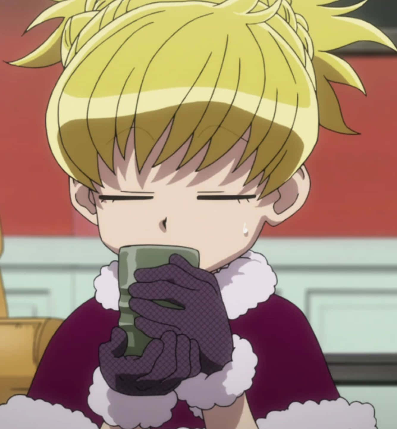 Hunter X Hunter Bisky 桌布 壁紙 — 一個開心的動漫女孩，有著尖刺金髮，穿著帶白色毛邊的節日紅色外套，從一個綠色杯子中啜飲。
