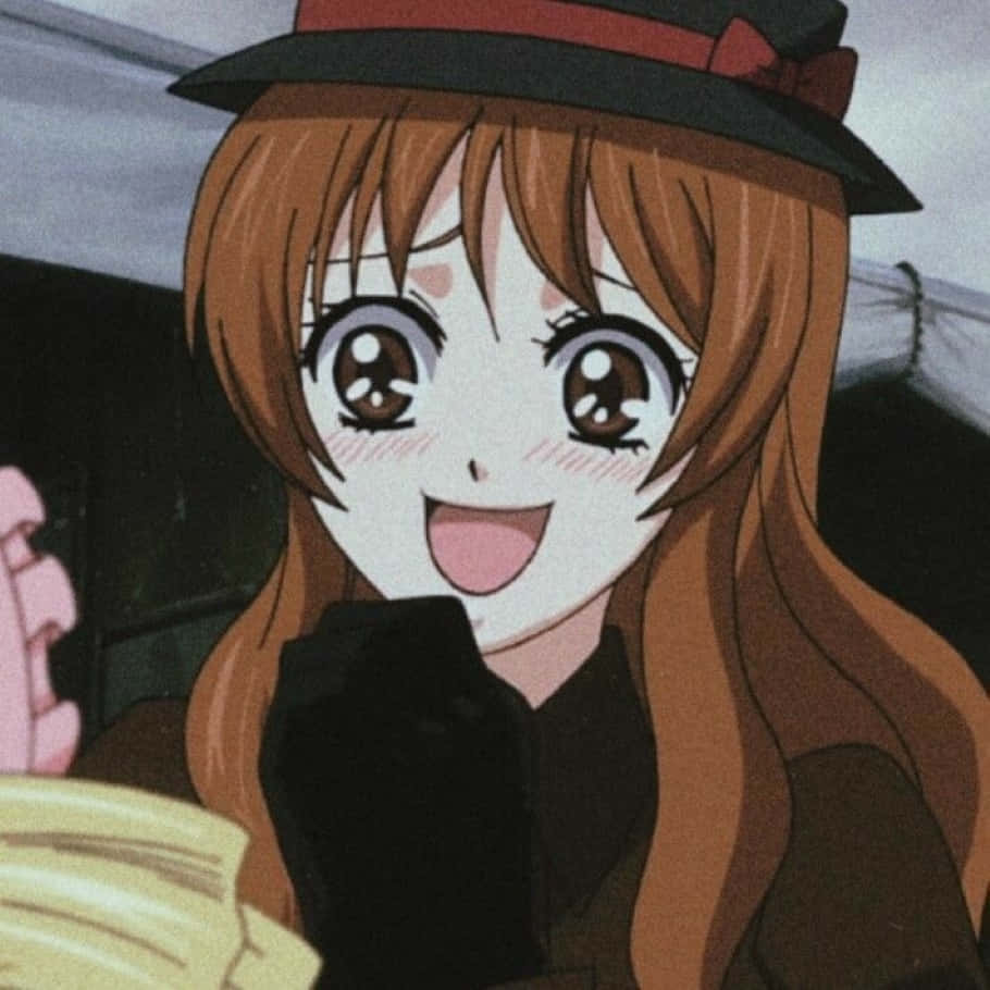 Black Butler Paula 桌布 壁紙 — 一個開心的動漫女孩，棕色頭髮，戴著黑色帽子，睜大眼睛，露出燦爛的笑容。