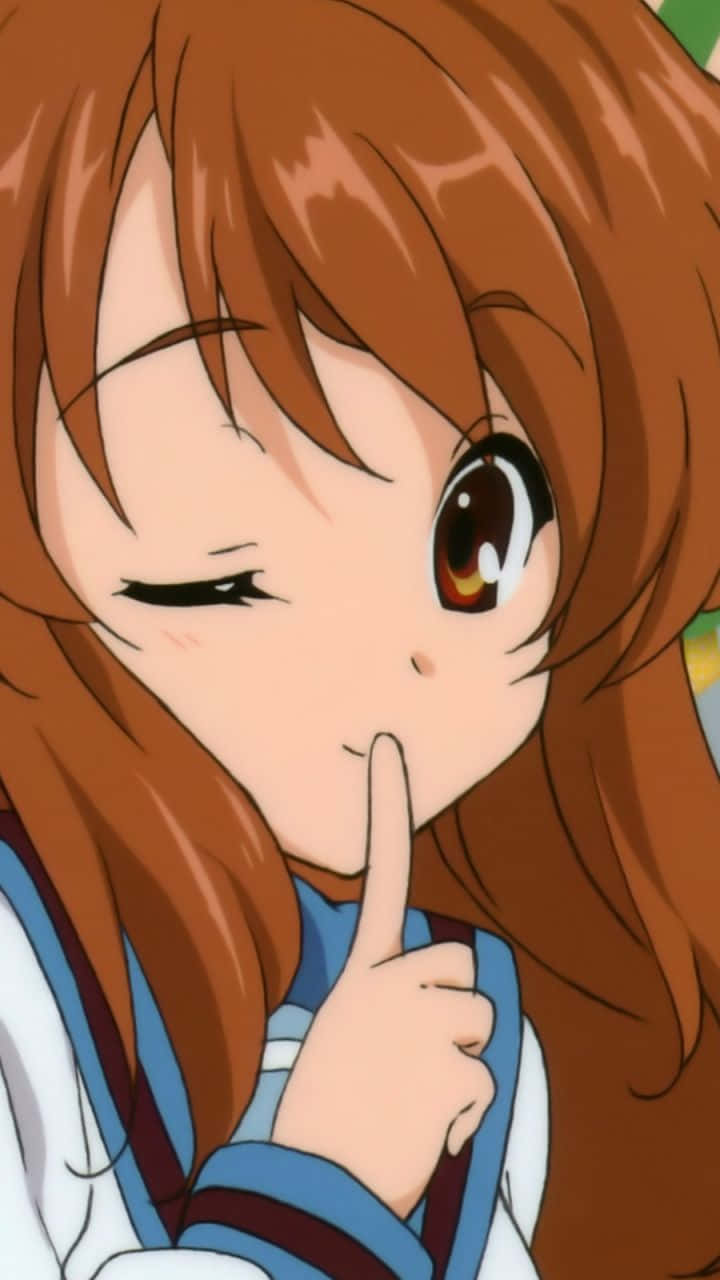 Mikuru Asahina 桌布 壁紙 — 一個開心的動漫女孩，棕色頭髮，眨眼並將手指放在嘴唇上，做出一個俏皮的秘密手勢。