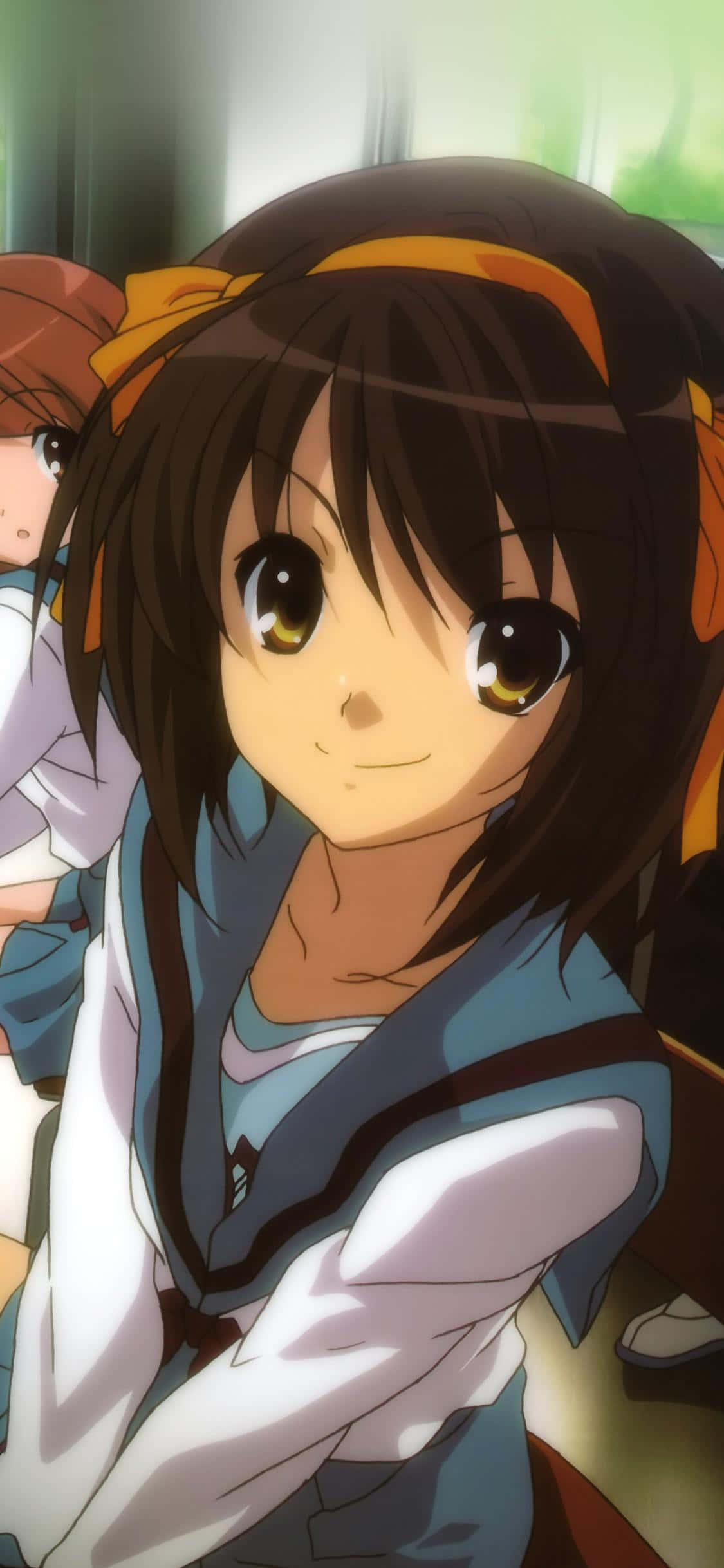Haruhi Suzumiya 桌布 壁紙 — 一個開心的動漫女孩，棕色頭髮和黃色眼睛，穿著藍白校服，溫暖地微笑。