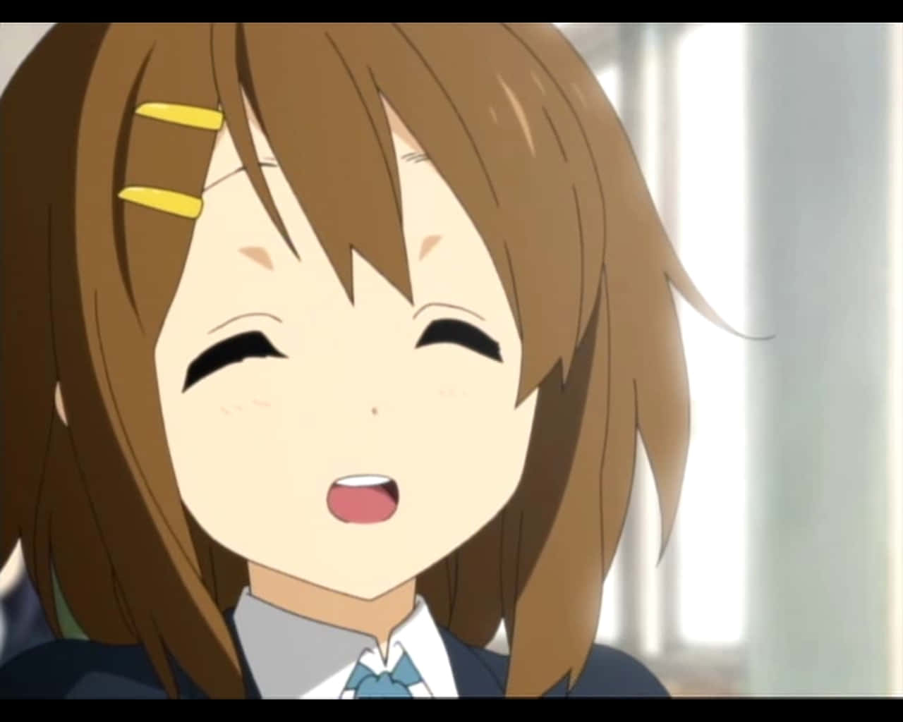 yui hirasawa 桌布 壁紙 — 一個開心的動漫女孩，棕色頭髮配上黃色髮夾，穿著校服幸福地微笑。