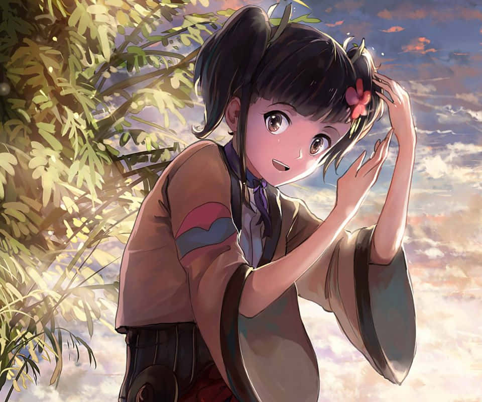 Kabaneri Of The Iron Fortress 桌布 壁紙 — 一個開心的動漫女孩，深色雙馬尾和一朵粉紅花，在溫暖的夕陽天空下，輕輕觸碰她的頭髮，周圍有樹枝和葉子。