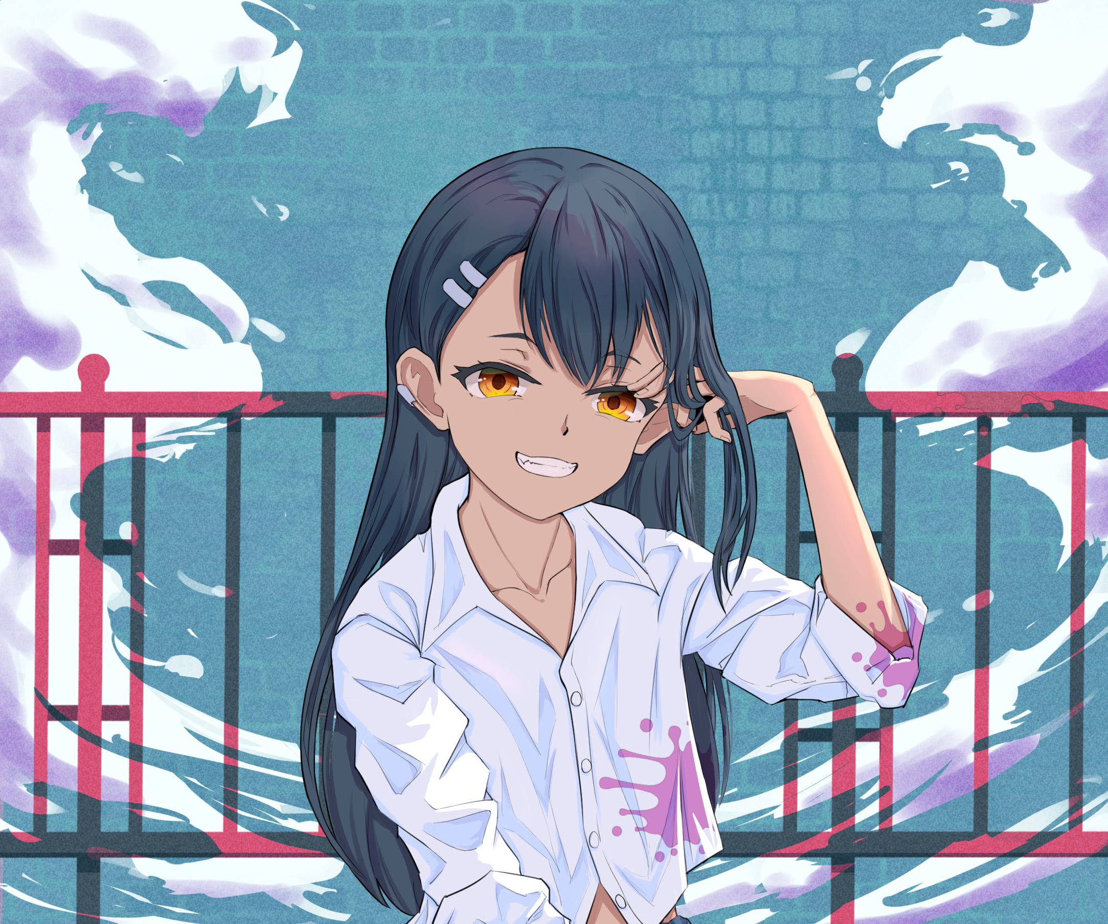 Nagatoro 桌布 壁紙 — 一個開心的動漫女孩，深色頭髮和橙色眼睛，靠在紅色欄杆上，背景是旋轉的紫色和藍綠色天空。