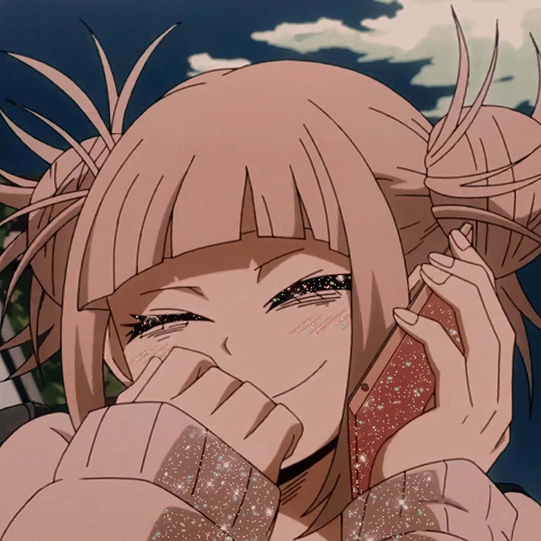 Toga 桌布 壁紙 — 一個開心的動漫女孩，粉紅色頭髮，笑著將閃亮的手機貼在耳邊，背景是陰天。