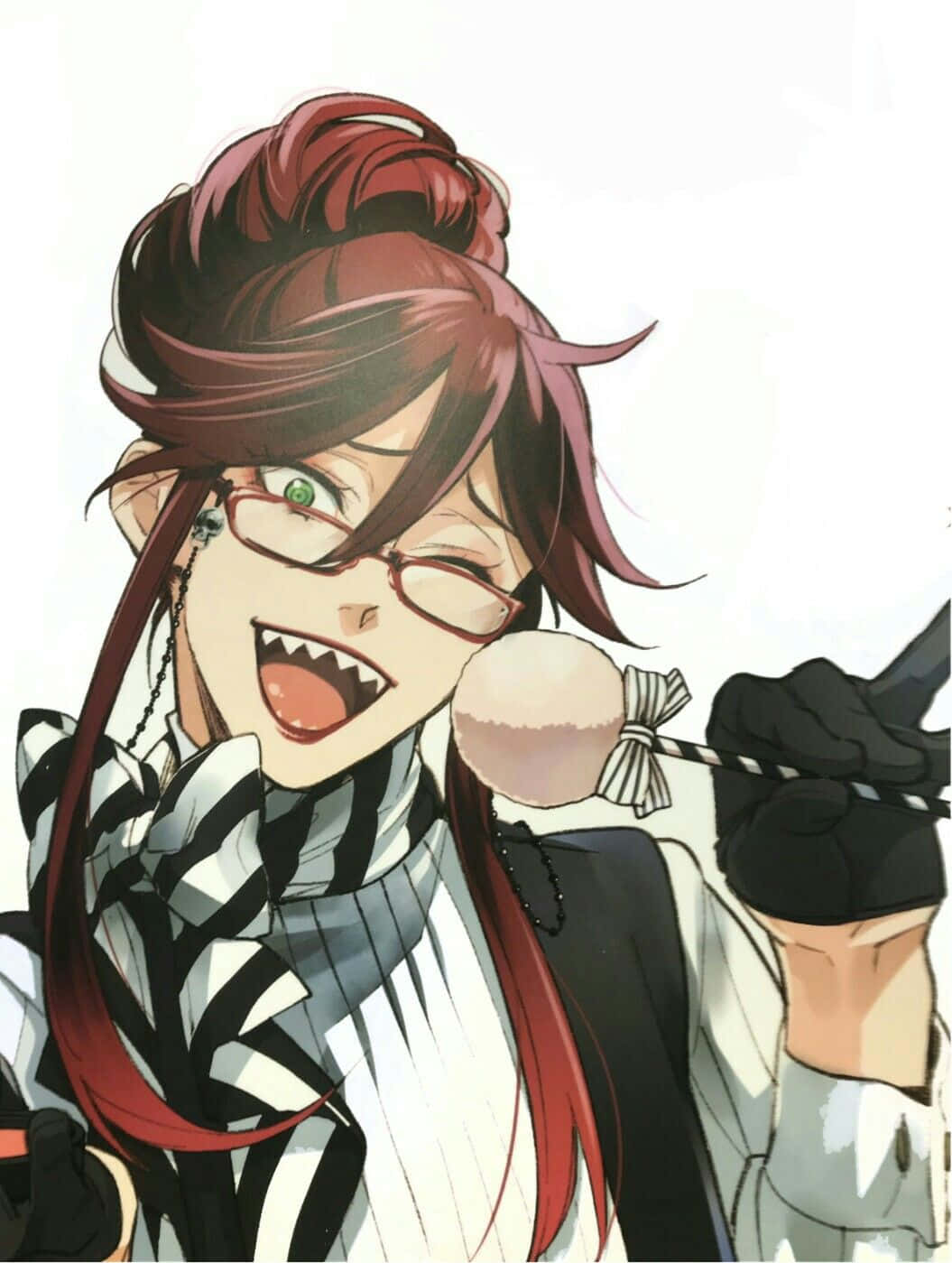 Grell Sutcliff 桌布 壁紙 — 一個開心的動漫女孩，紅頭髮戴眼鏡，拿著棒棒糖在純白背景前大笑。