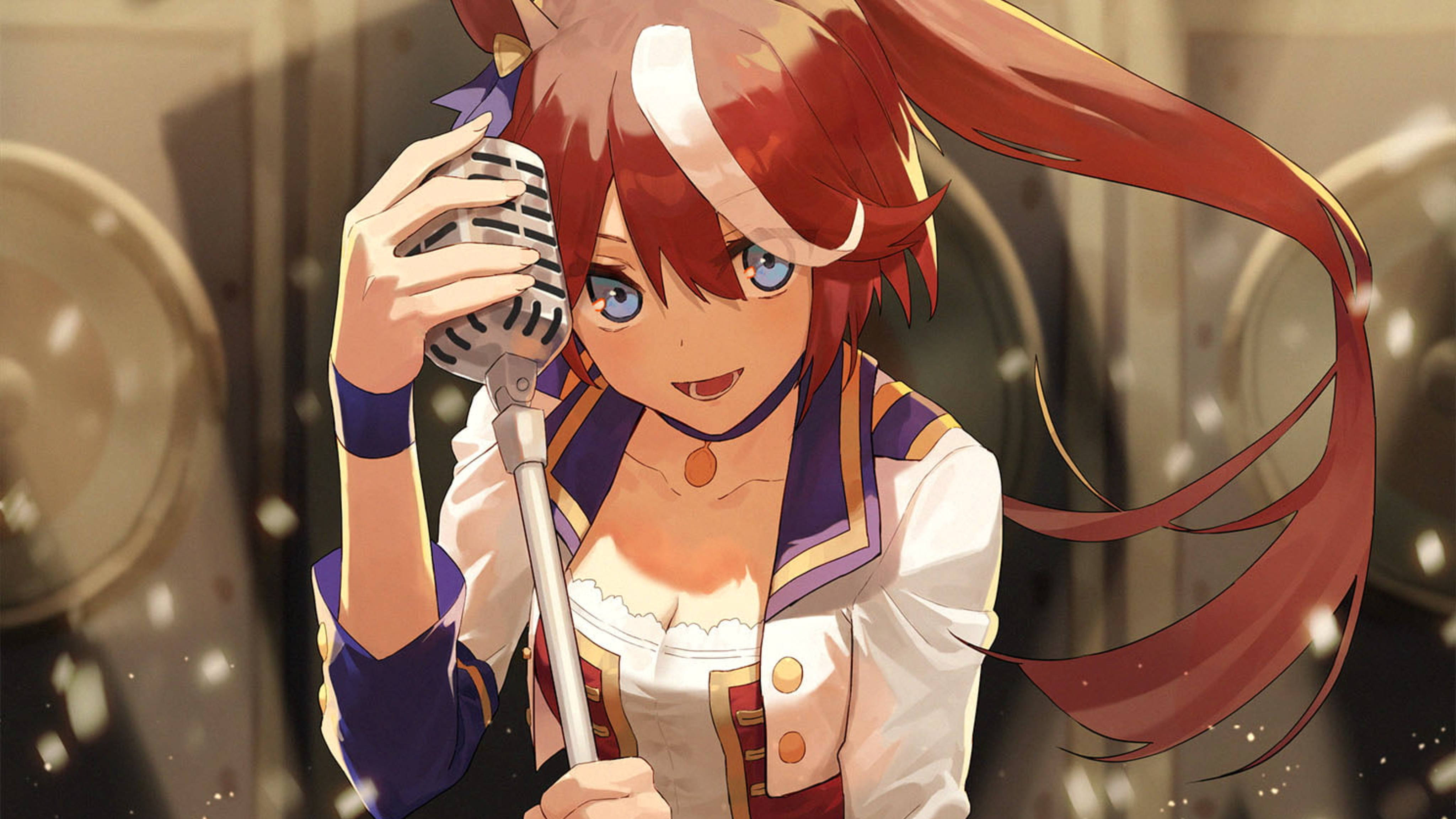 Uma Musume Pretty Derby Tokai Teio 壁紙 — 一個開心的動漫女孩，紅髮藍眼，在溫暖燈光的舞台上對著復古咪高峰唱歌。