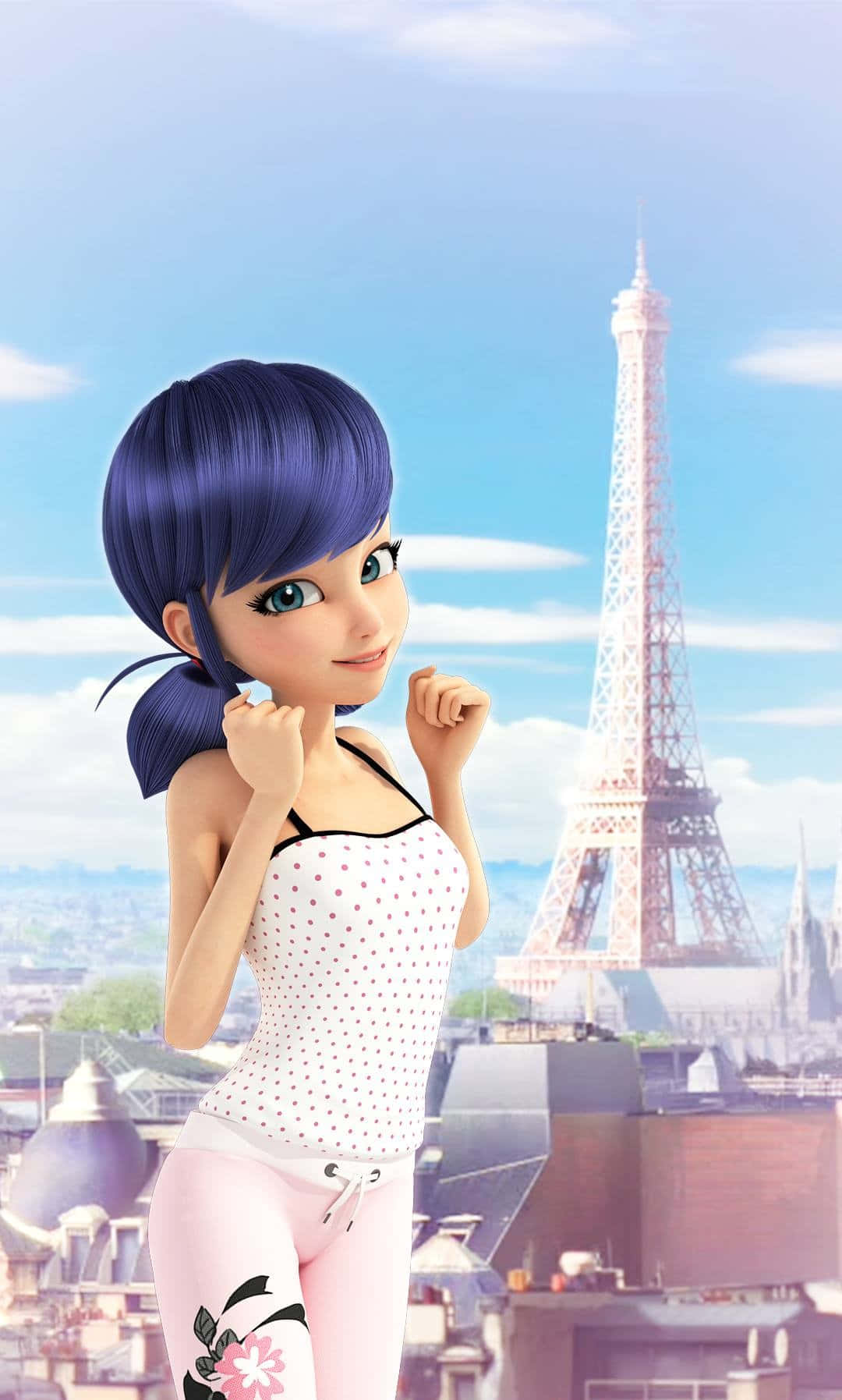 Marinette 桌布 壁紙 — 一個開心的動漫女孩，紫色頭髮，自信地站在艾菲爾鐵塔前，背景是明亮的藍天。
